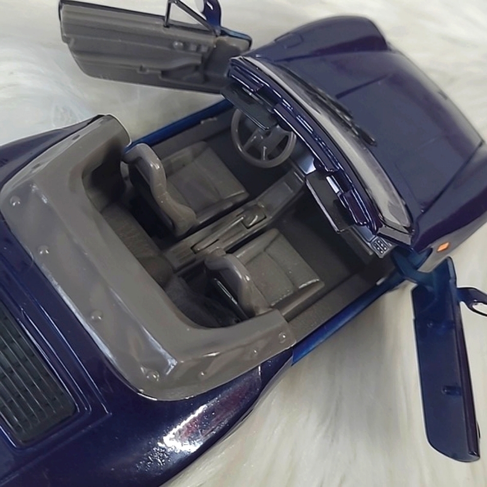Welly Porsche 911 Carrera Cabriolet Deep Purple Die Cast Metal Car Scale 1/24 - Picture 11 of 17